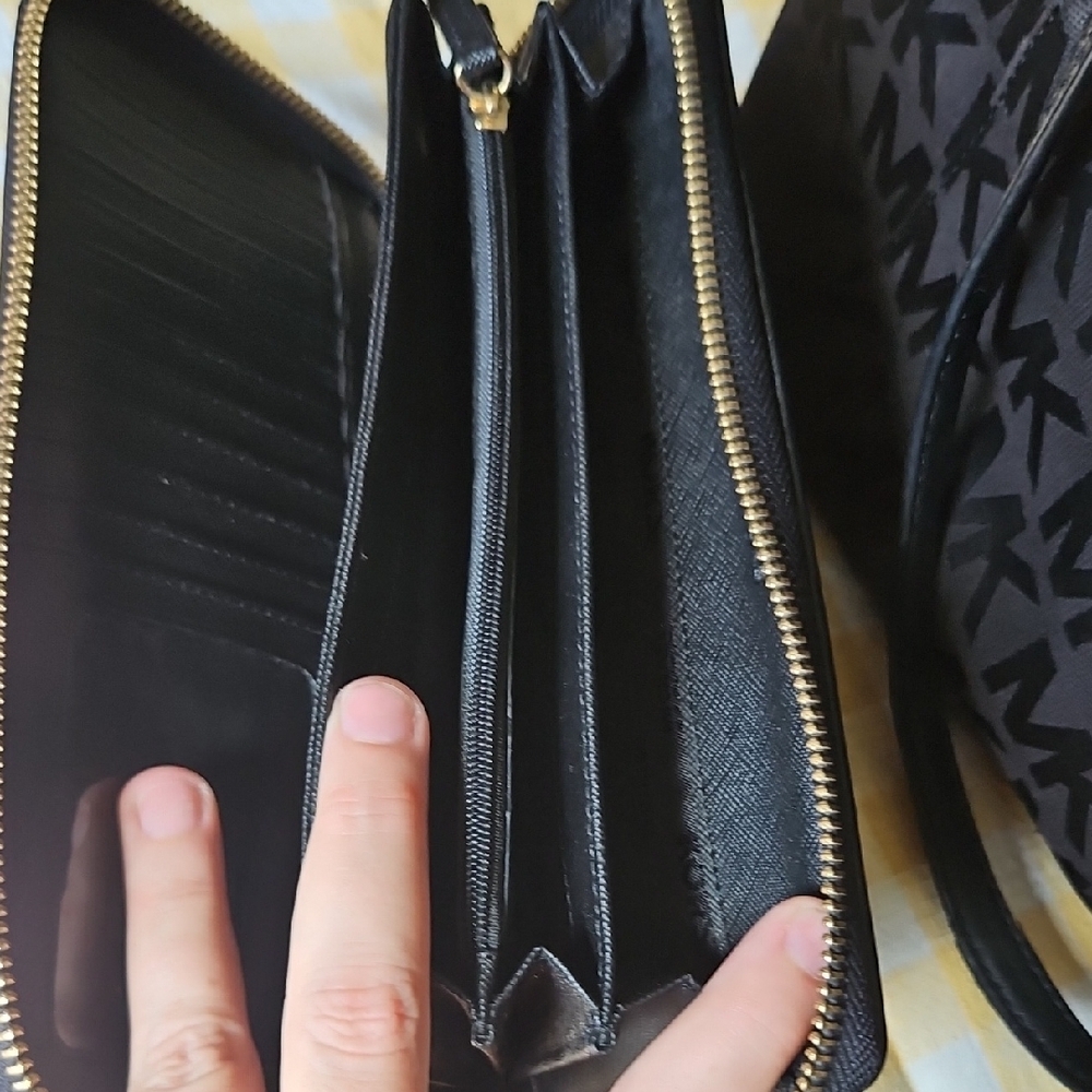 Michael Kors Signature Black Tote and Wallet - Picture 11 of 11